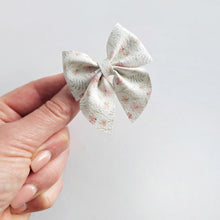 Clara - Single Middle-Sister Bow Clips