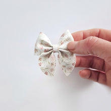 Clara - Single Middle-Sister Bow Clips