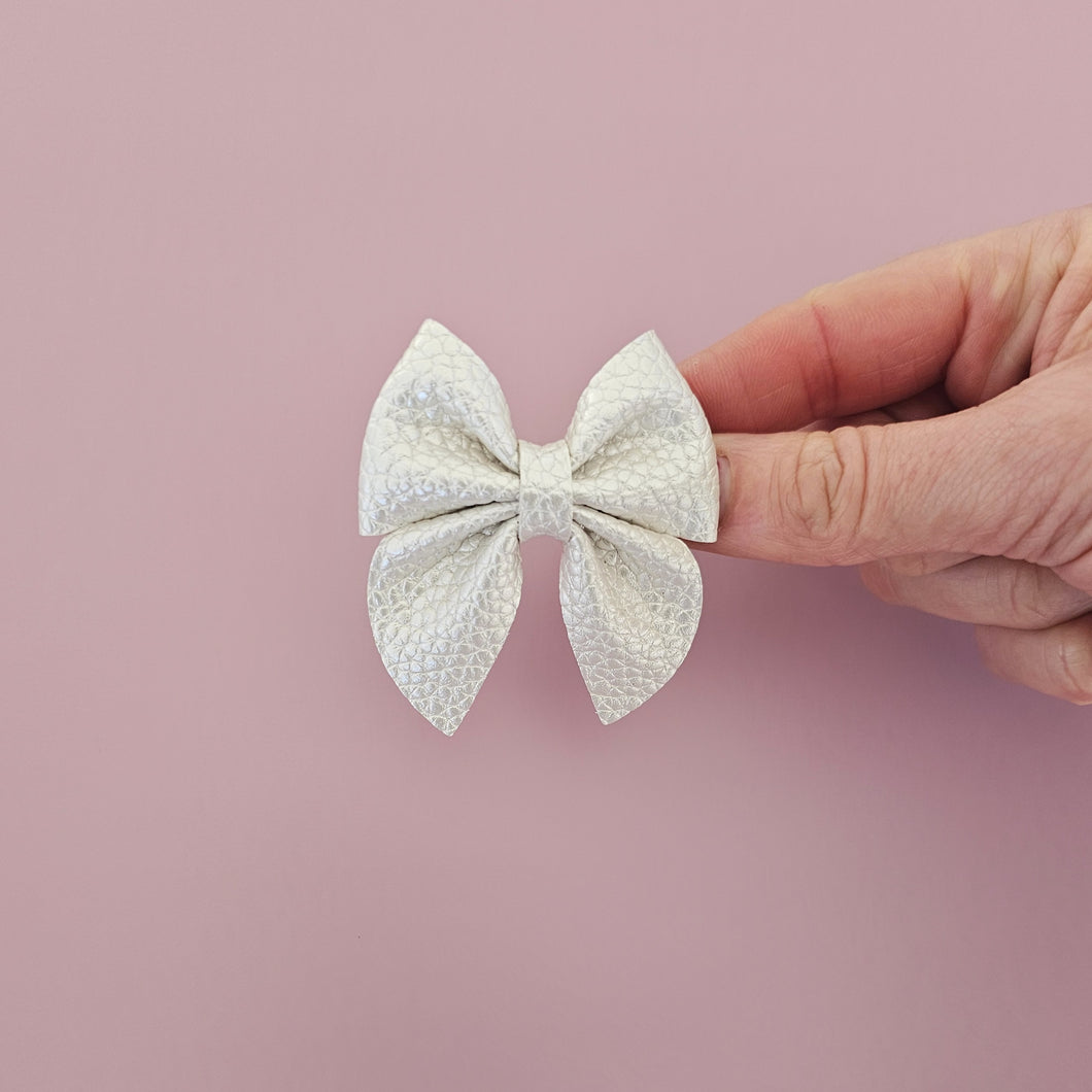 Pearl - Single Middle Sister Bow Clips