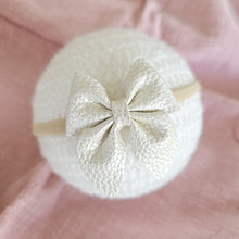 Pearl - Single Middle Sister Bow Clips